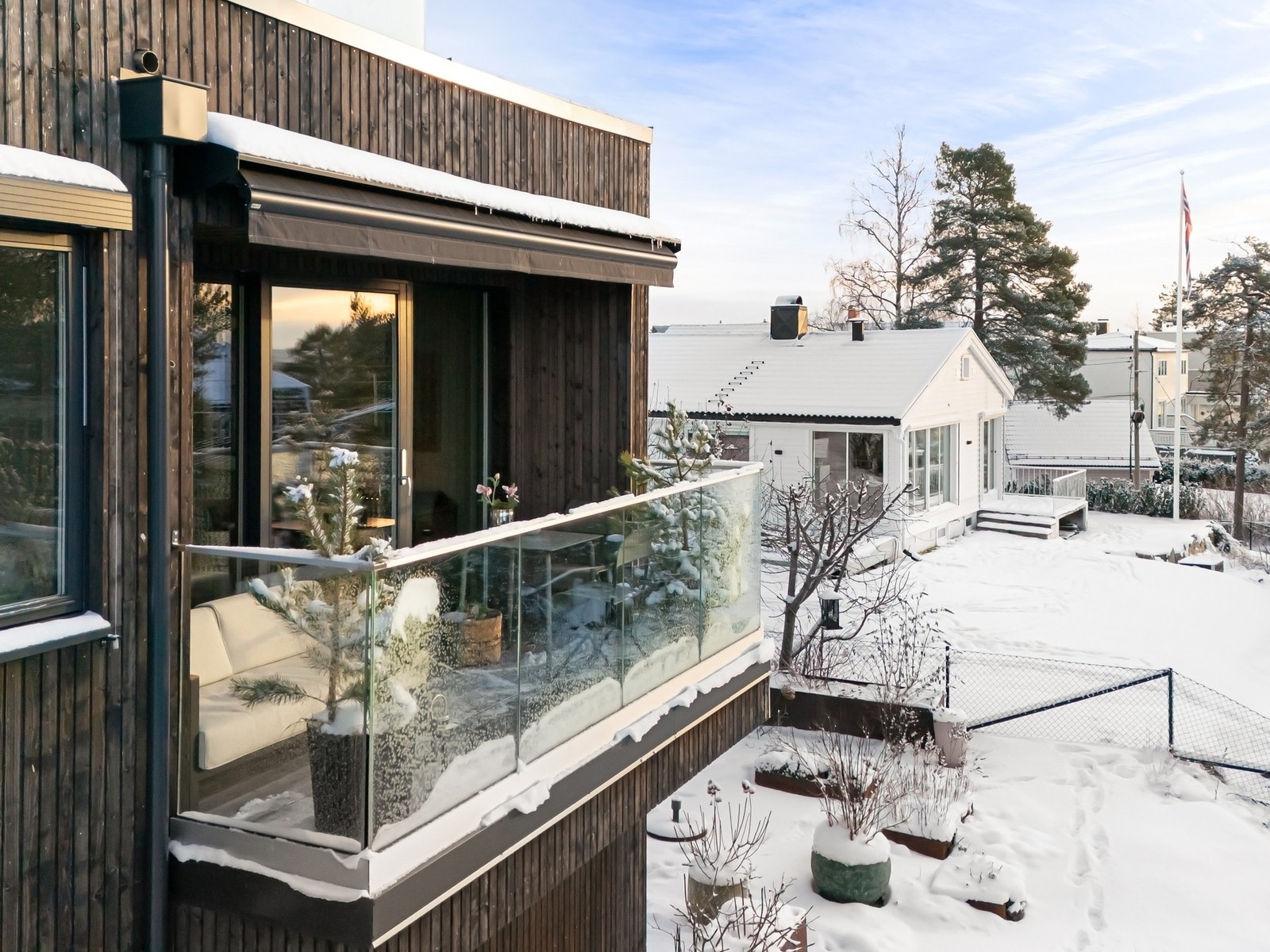 Balkongen er på ca. 6 kvm, har belysning, stikkontakt og markise, og er orientert mot sydvest med gode solforhold. Galleribilde