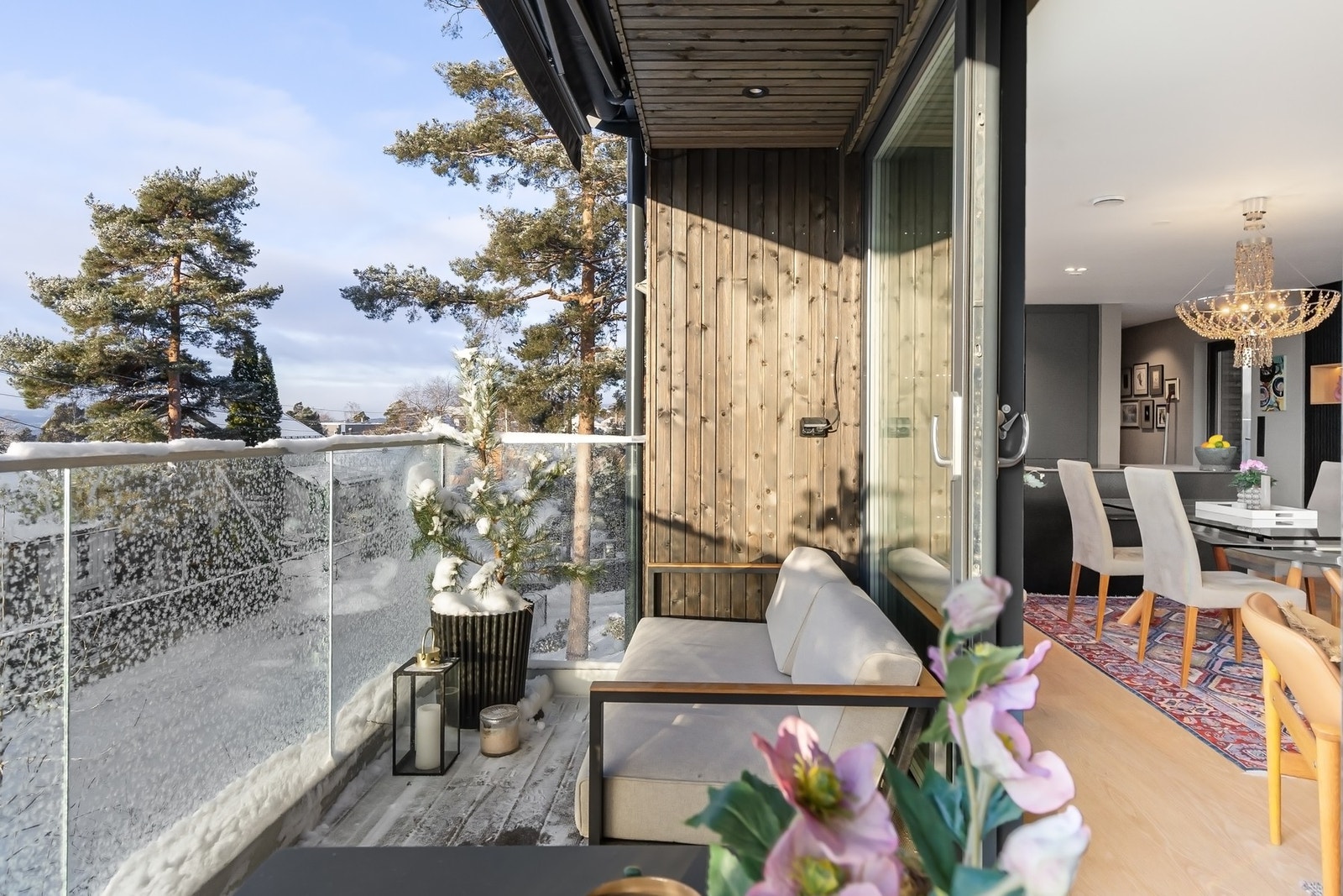 Fra stuen er det direkte utgang til balkong, som gir en naturlig forlengelse av oppholdsrommet i sommerhalvåret. Galleribilde