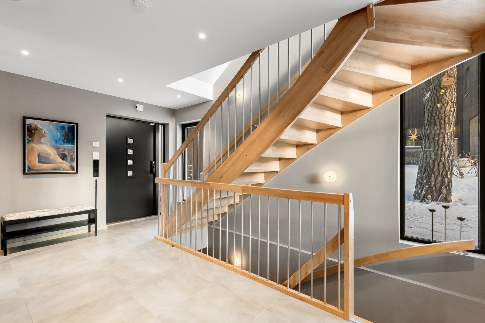 Gulvet er flislagt og har behagelig vannbåren bergvarme, i likhet med resten av boligen. Galleribilde