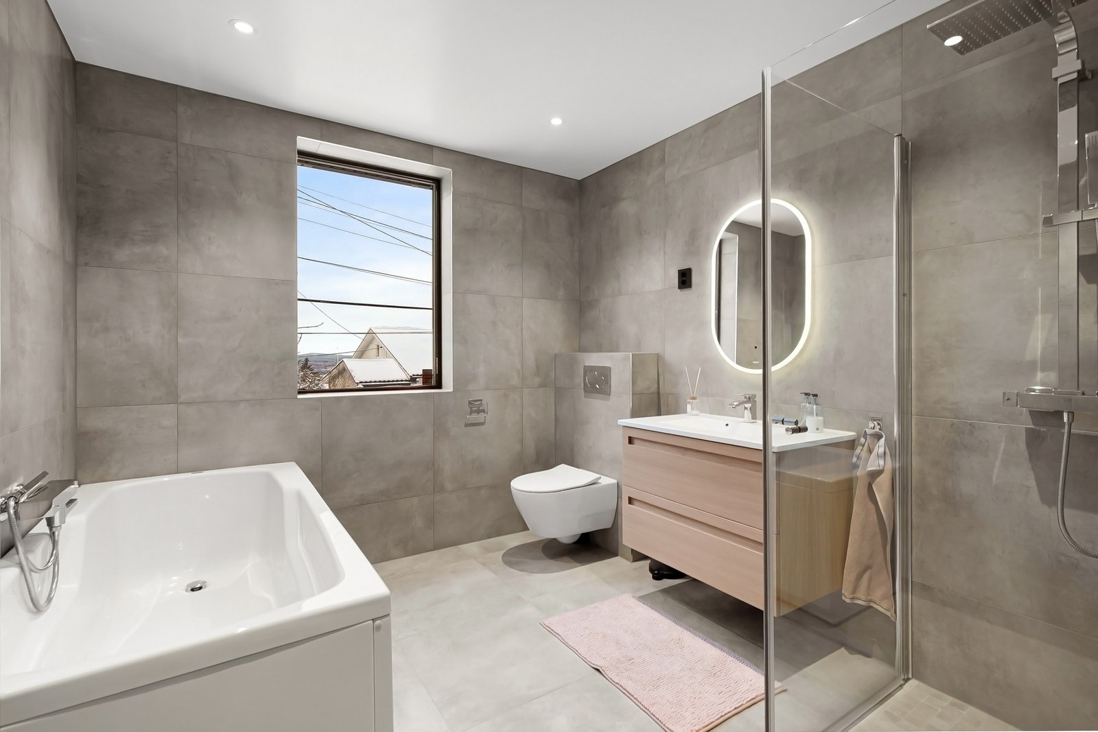 Bad 1. etasje med badekar. Galleribilde