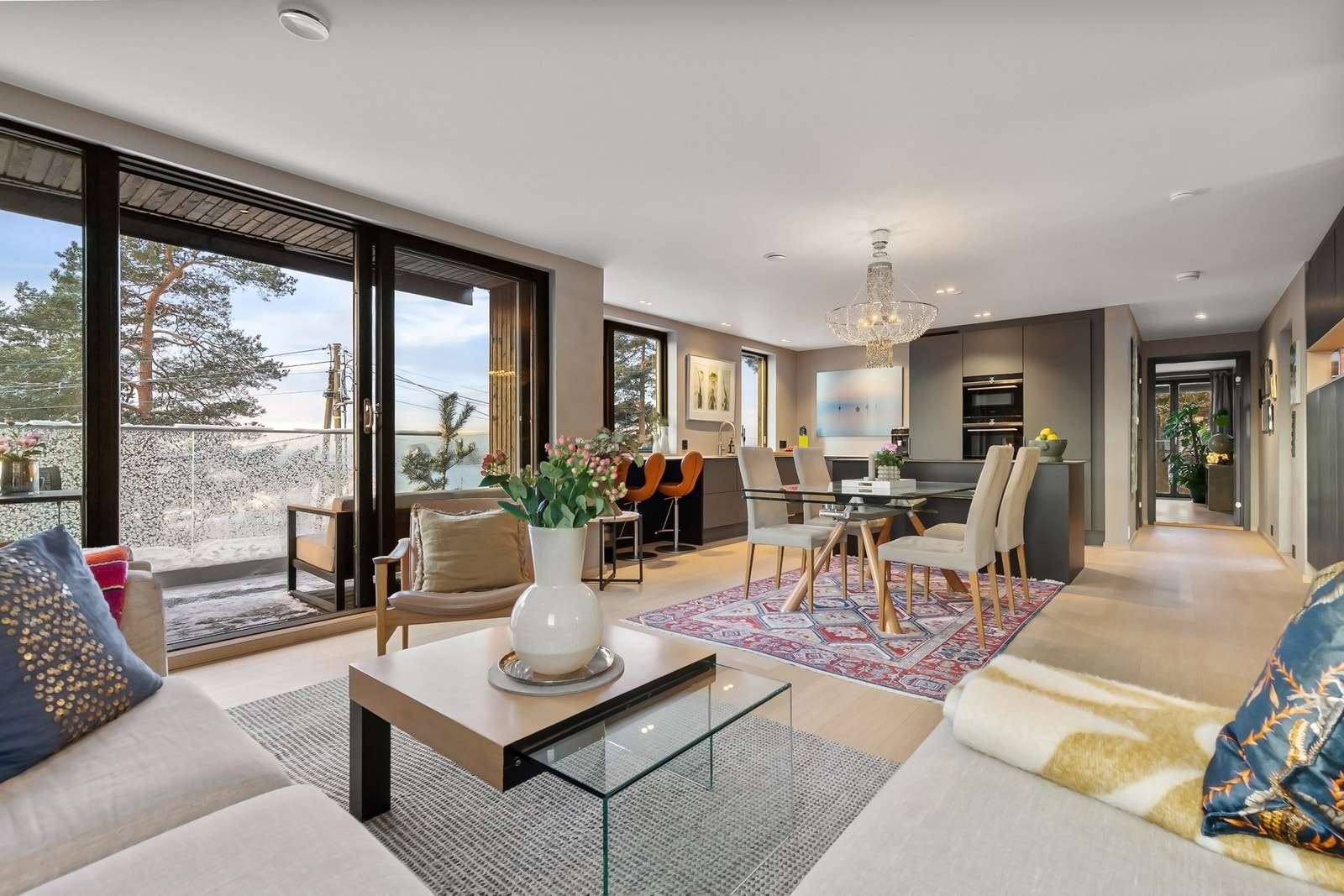 Lys og romslig stue med store vindusflater og gjennomført moderne design Galleribilde