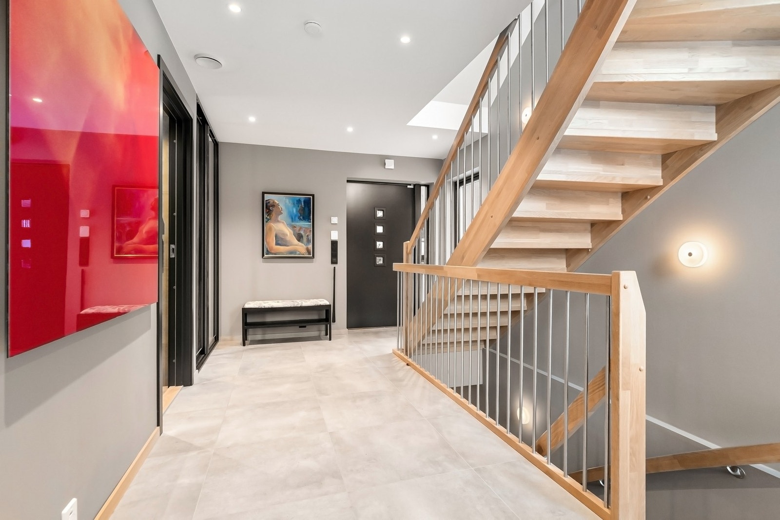 Entréen har god plass til garderobeløsninger og gir adkomst til soveromsavdeling, bad og videre ferdsel i boligen. Galleribilde