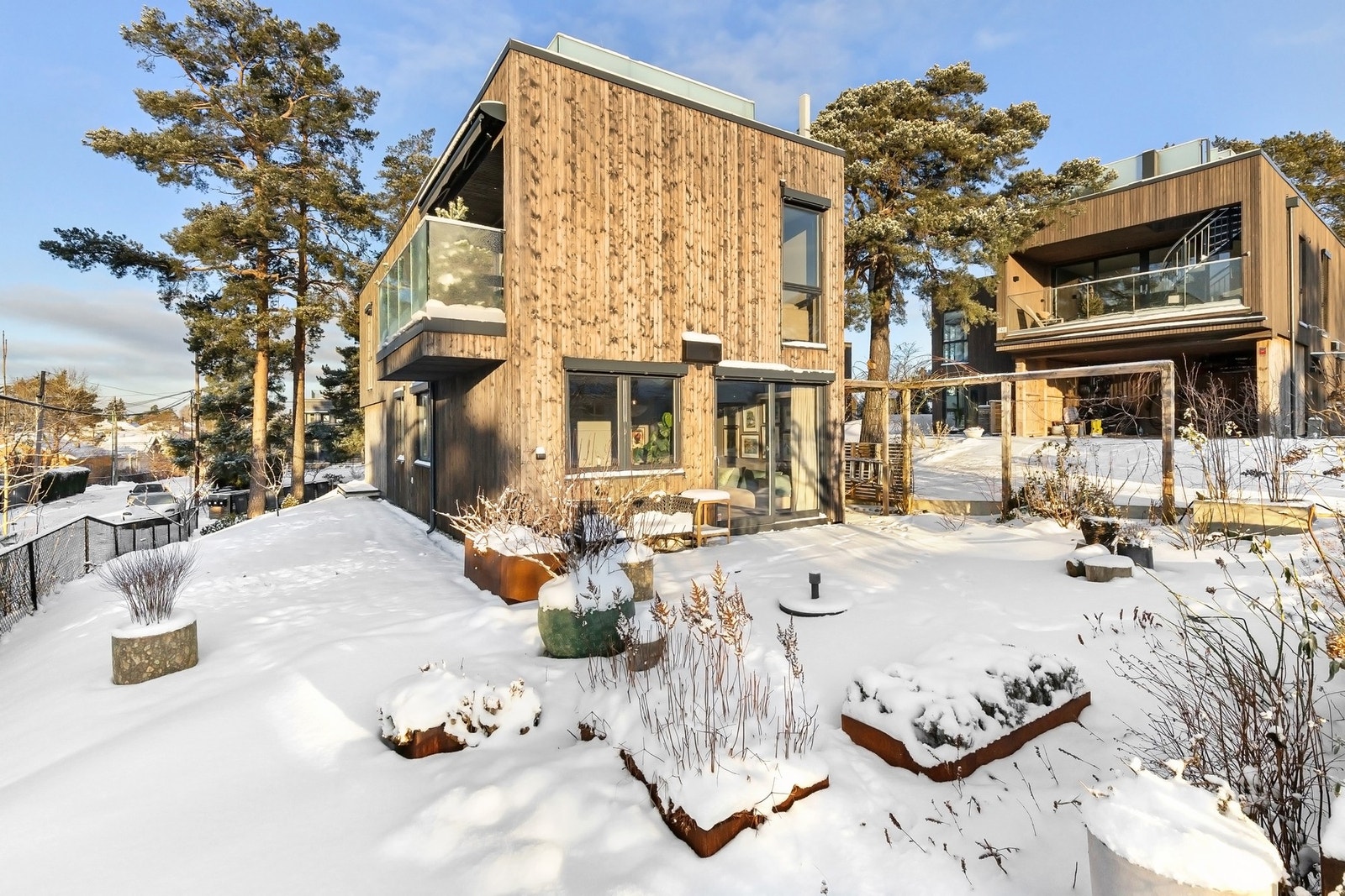 Flott opparbeidet tomt på 357 m² - perfekt for både aktivitet og avslapping. Galleribilde