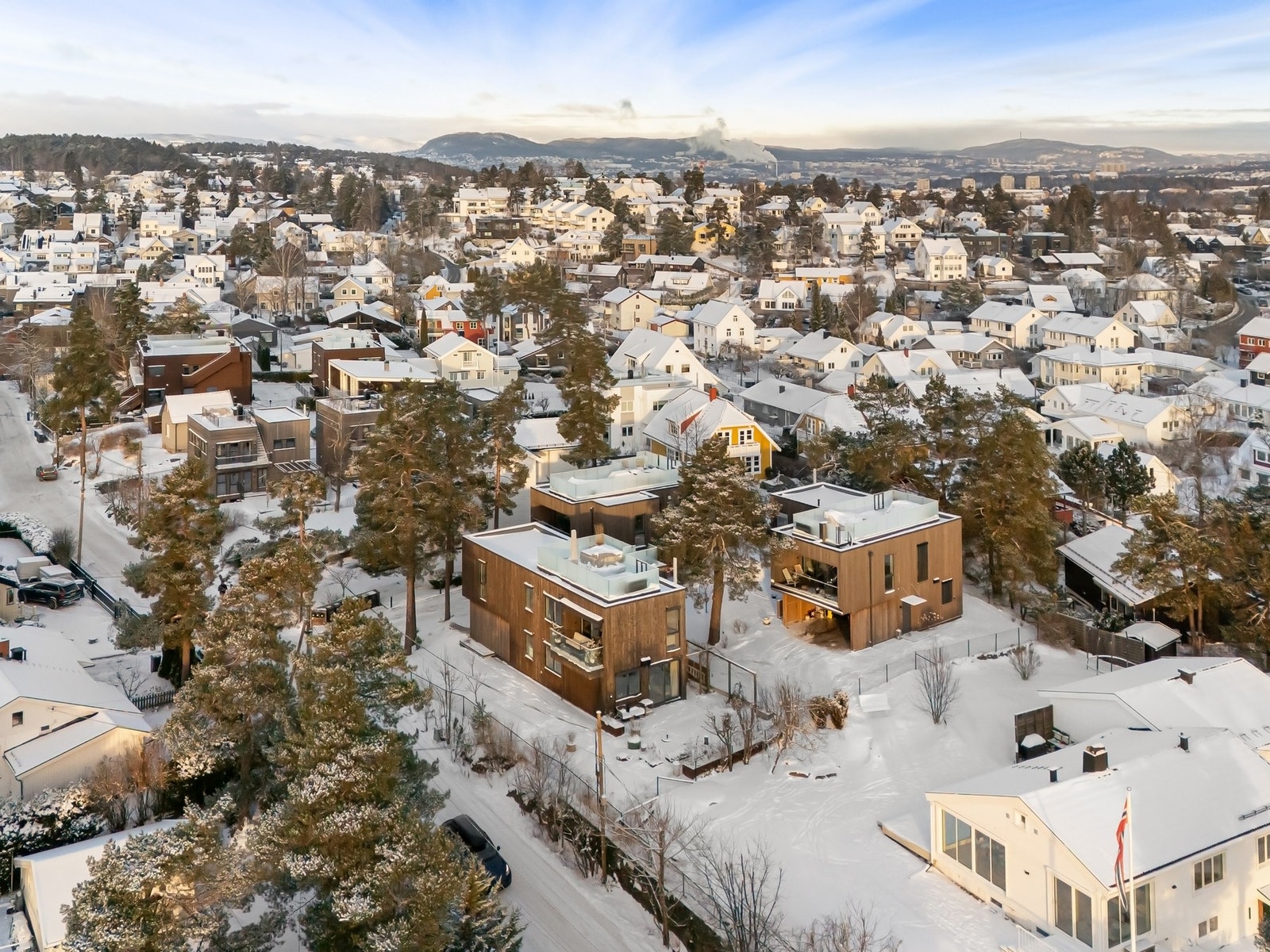 Ringshusveien 14c ligger i et rolig og familievennlig boligområde med nærhet til både natur og byliv Galleribilde