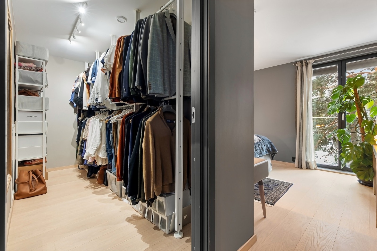 Hovedsoverommet i 2. etasje har egen walk-in-garderobe, som gir svært gode oppbevaringsløsninger. Galleribilde