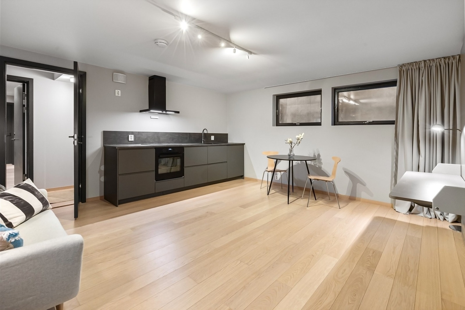 Under etasje med gode muligheter og fleksibel bruk Galleribilde