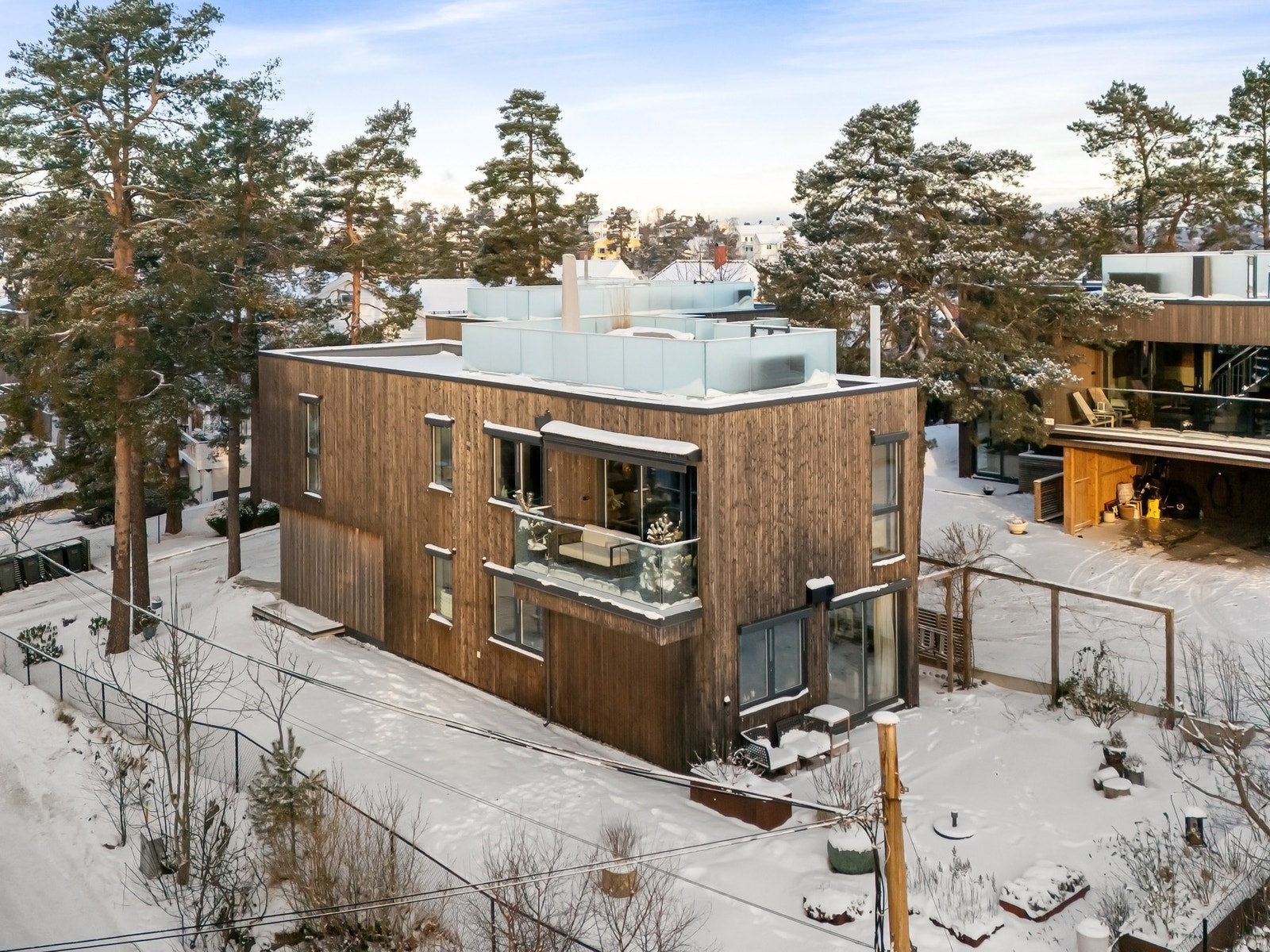 Eksklusiv moderne enebolig med takterrasse, balkong og fjordutsikt i attraktive Bekkelagshøgda. Galleribilde