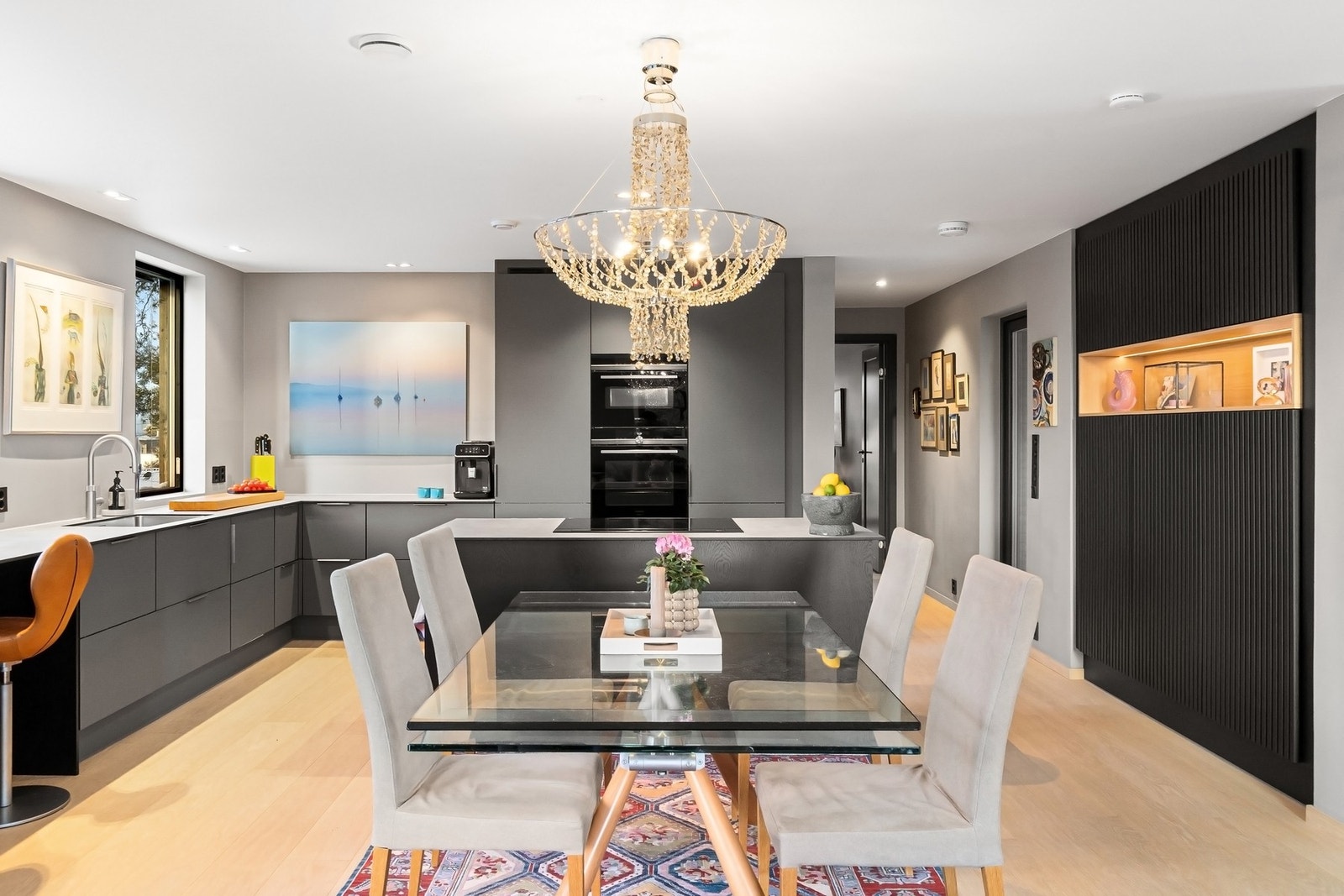 Stilrent kjøkken med god plass til sosial matlaging og hyggelige måltider. Galleribilde