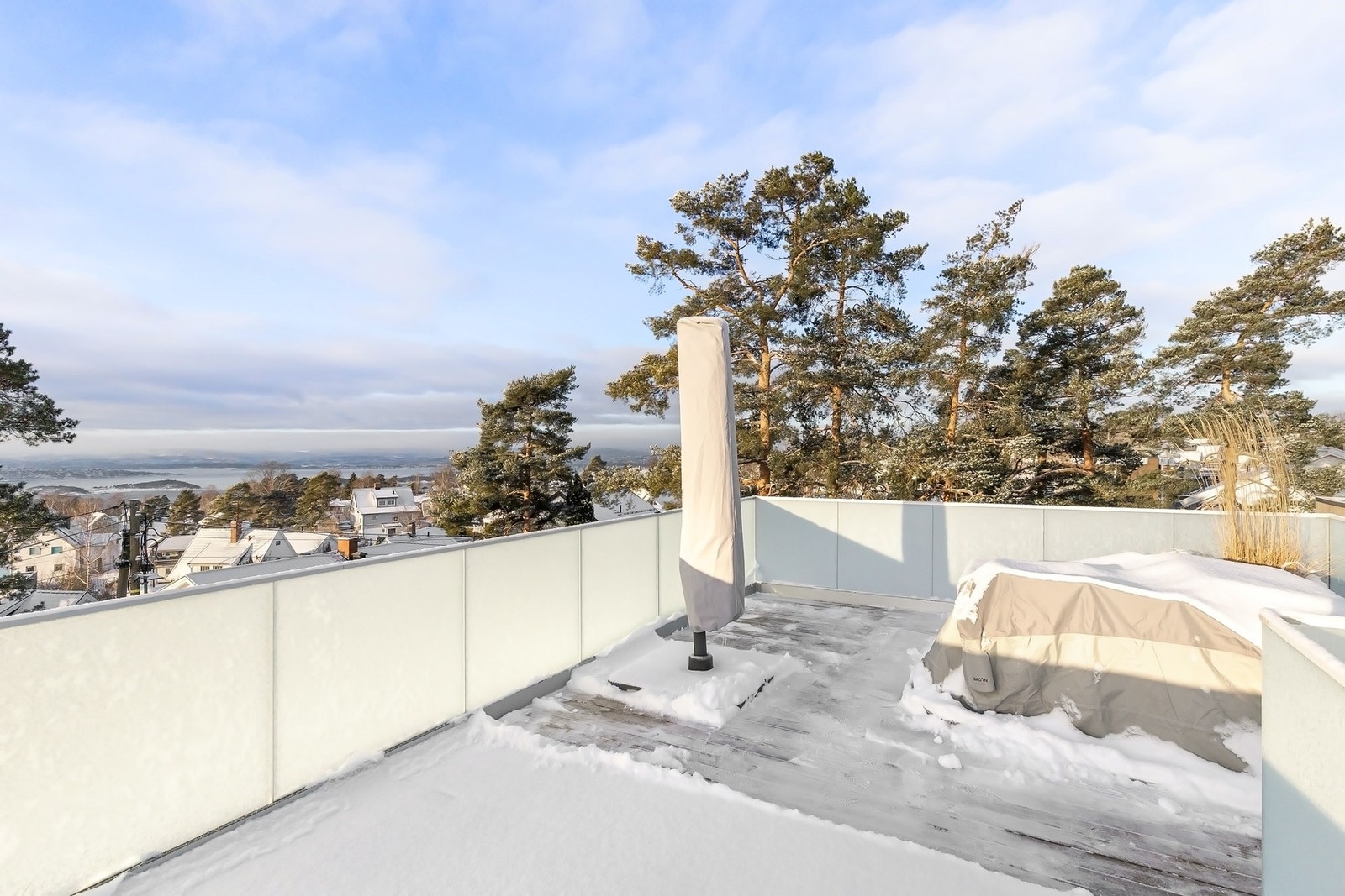 Takterrassen er ca. 30 kvm med lys fra alle himmelretninger. Galleribilde