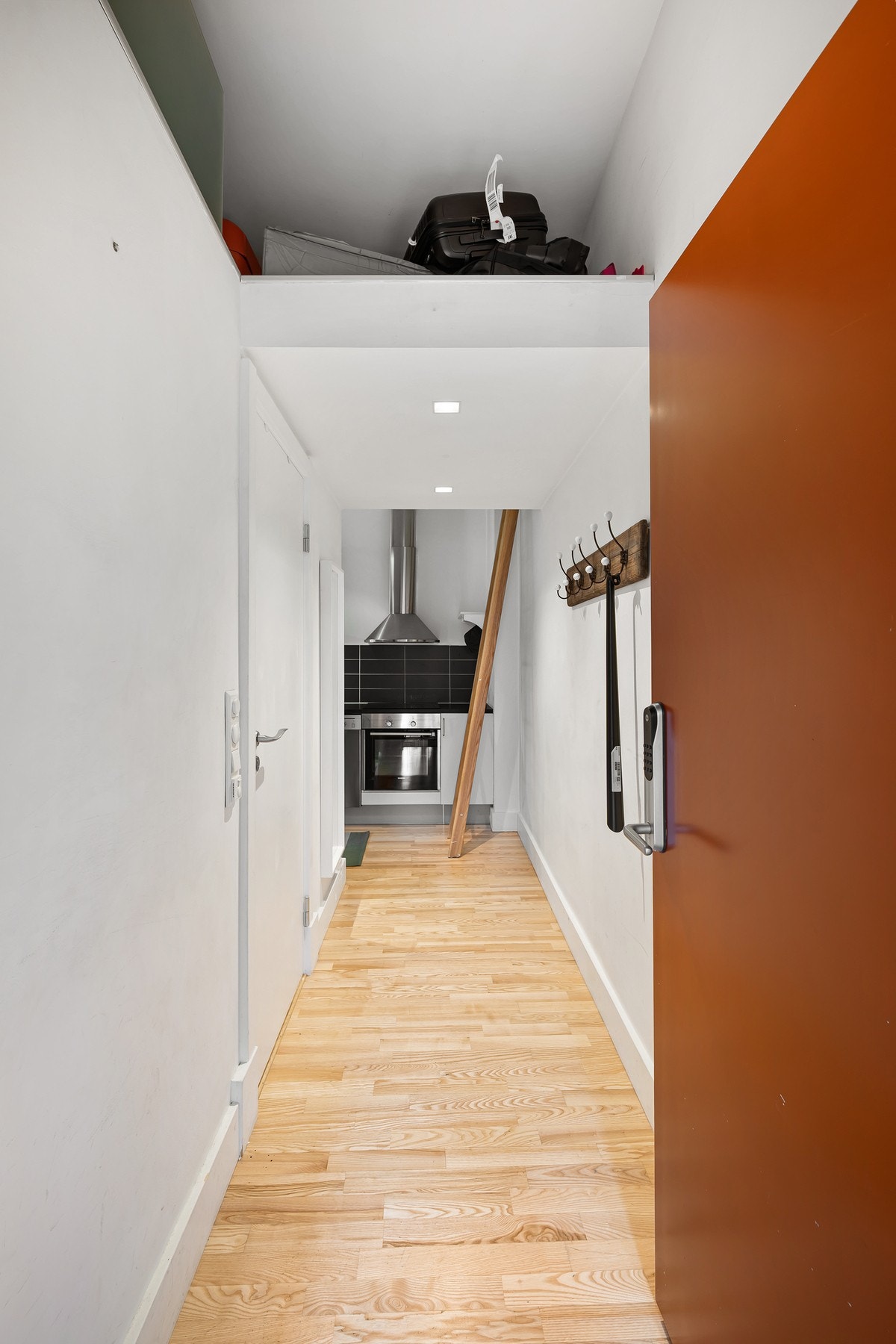 Boligen har adkomst via et portrom til en felles indre gård. Entreen er innbydende med parkett på gulv, lysmalte vegger og downlights. Galleribilde