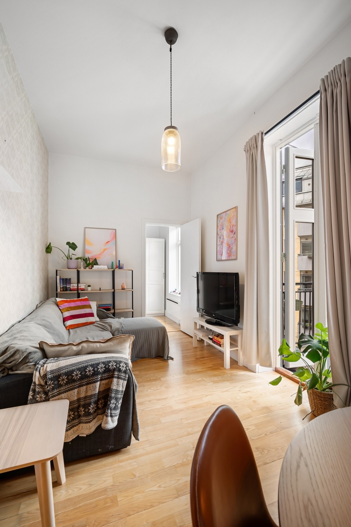 Her er det god plass for sofaløsning med tilhørende møblement, samt spisebord i overgangen mot kjøkkenet. Galleribilde