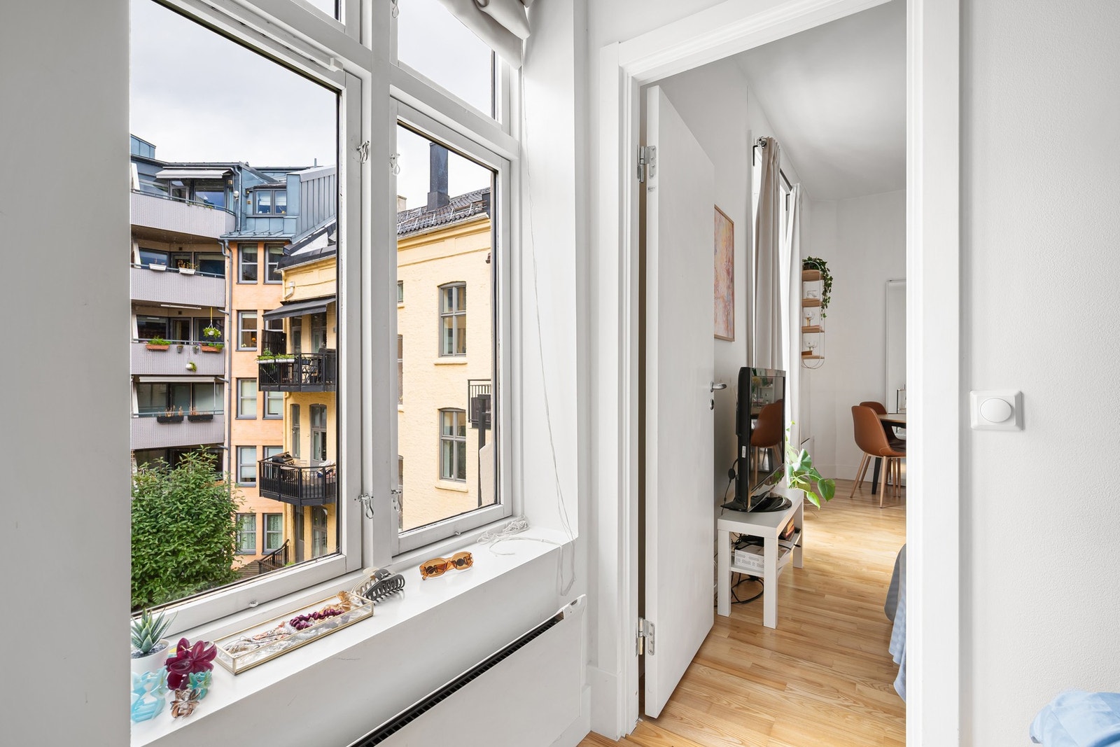 Soverom med store vindusflater. Galleribilde