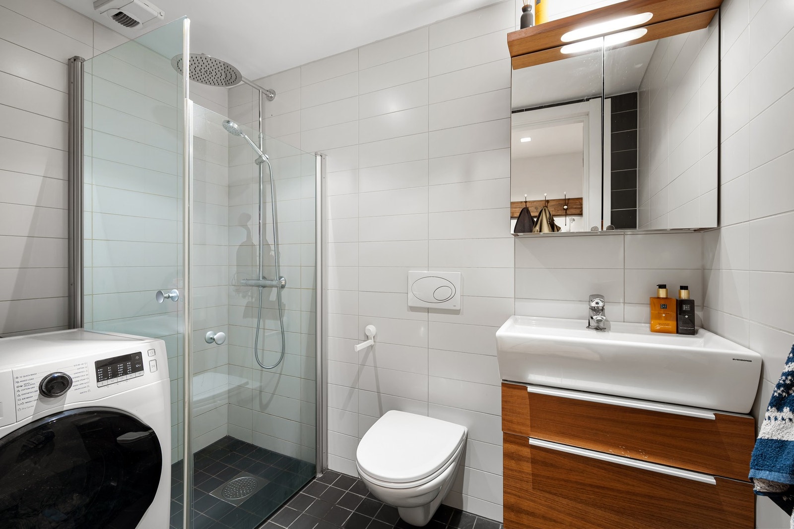 Badet ble modernisert i 2010 og fremstår som delikat med mørke gulvfliser, lyse veggfliser, downlights og gulvvarme. Dusj armaturet er nylig byttet ut. Galleribilde