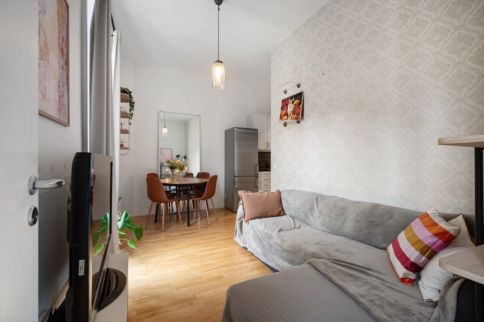 Leiligheten har en lys og tiltalende stue med ekstra takhøyde, lysmalte vegger og parkett på gulv. Galleribilde