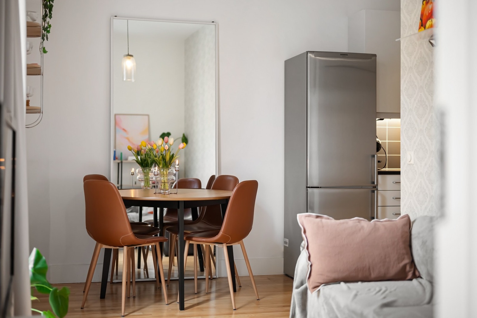 Hyggelig spisegruppe i overgangen mellom stuen og kjøkkenet. Galleribilde