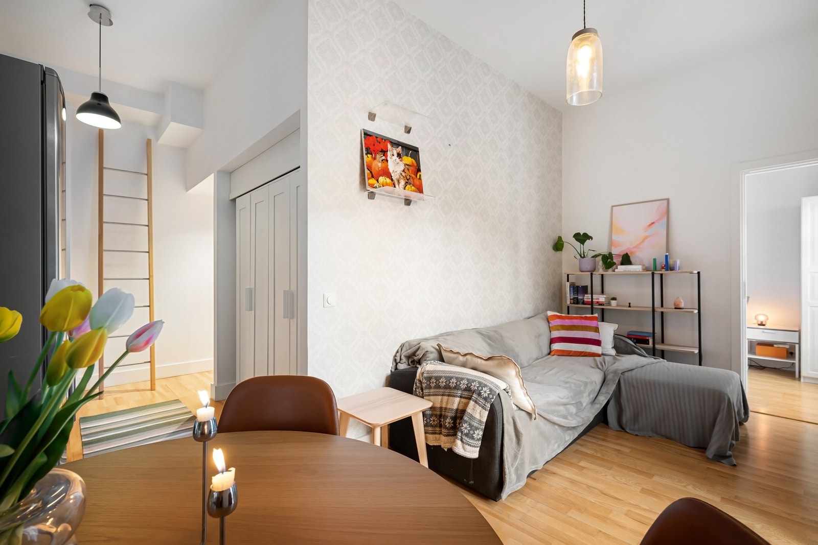 Leiligheten har en rolig og tilbaketrukket beliggenhet, men samtidig i kort gangavstand fra Aker Brygge og Tjuvholmen. Galleribilde