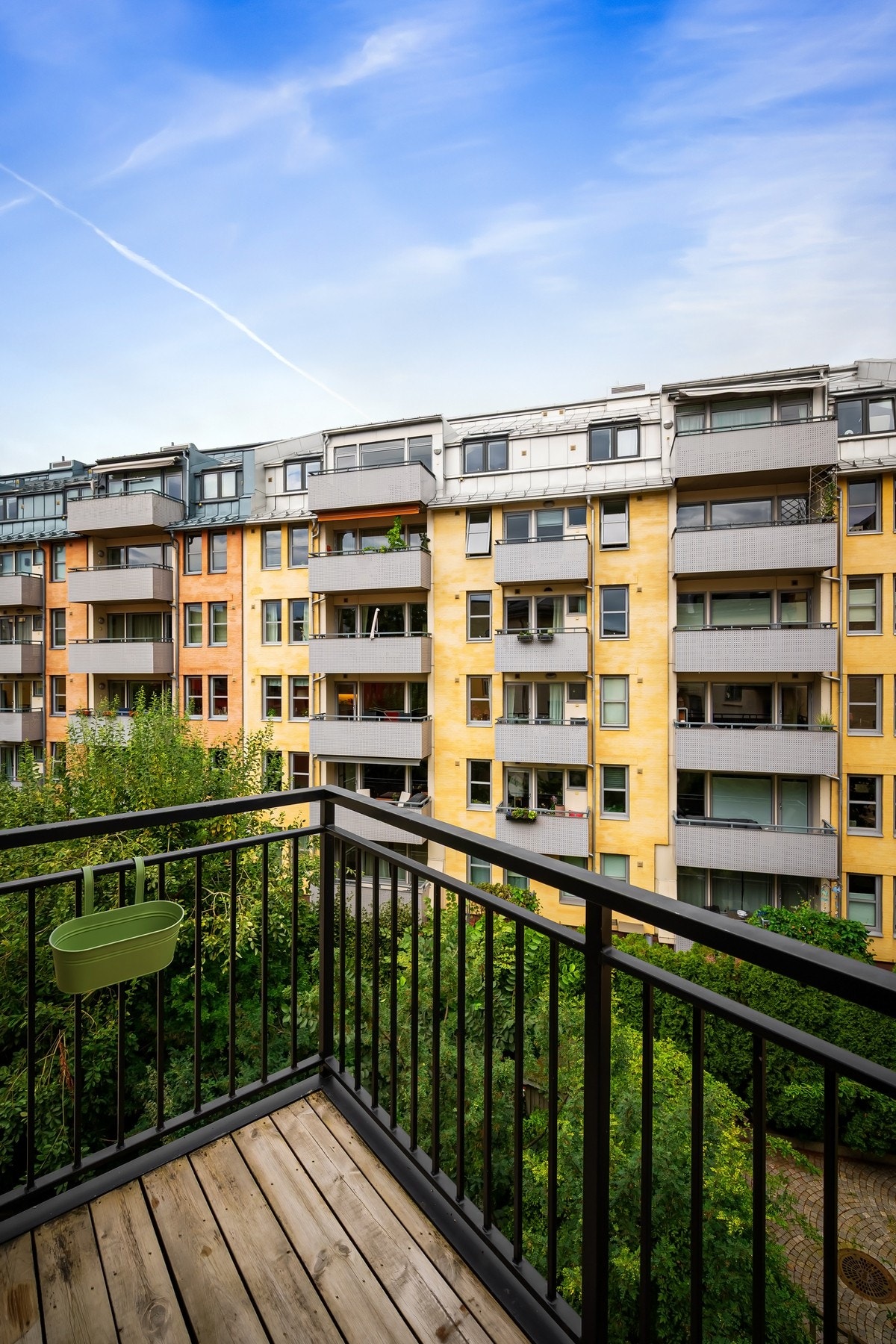 Fra stuen er det utgang til en trivelig balkong og bakgården er det en romslig fellesterrasse. Galleribilde