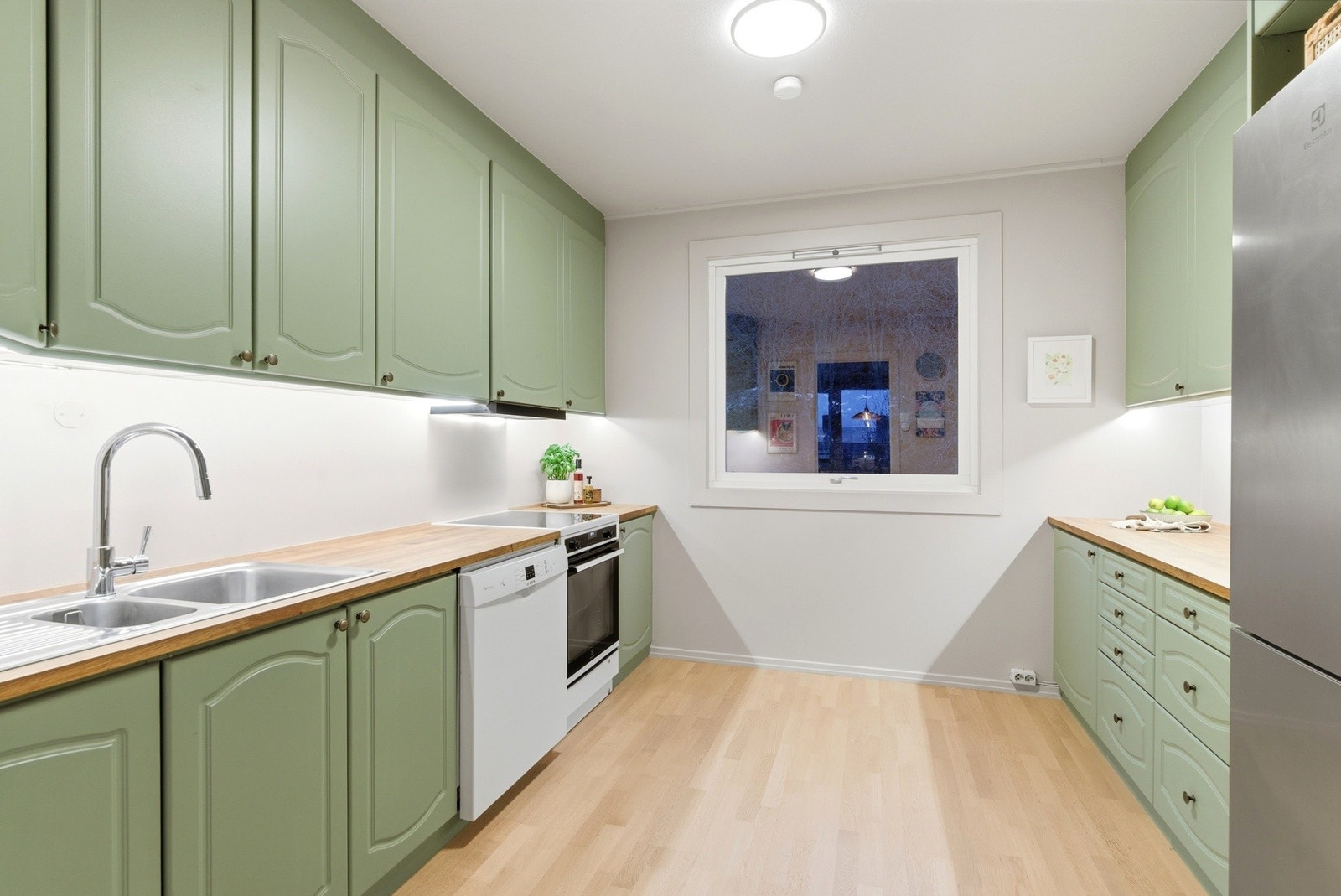 Kjøkkenet ligger adskilt i eget rom med god skap- og benkeplass. Galleribilde