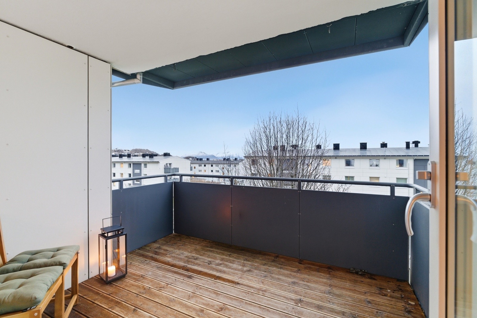 Balkong med god plass til sittegruppe. Galleribilde