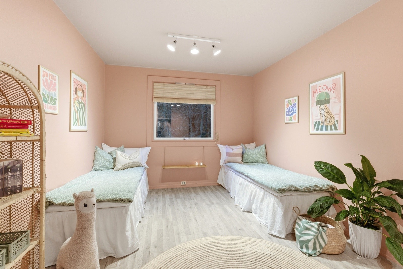 Romslig soverom med god plass til seng og tilhørende møblement. Galleribilde