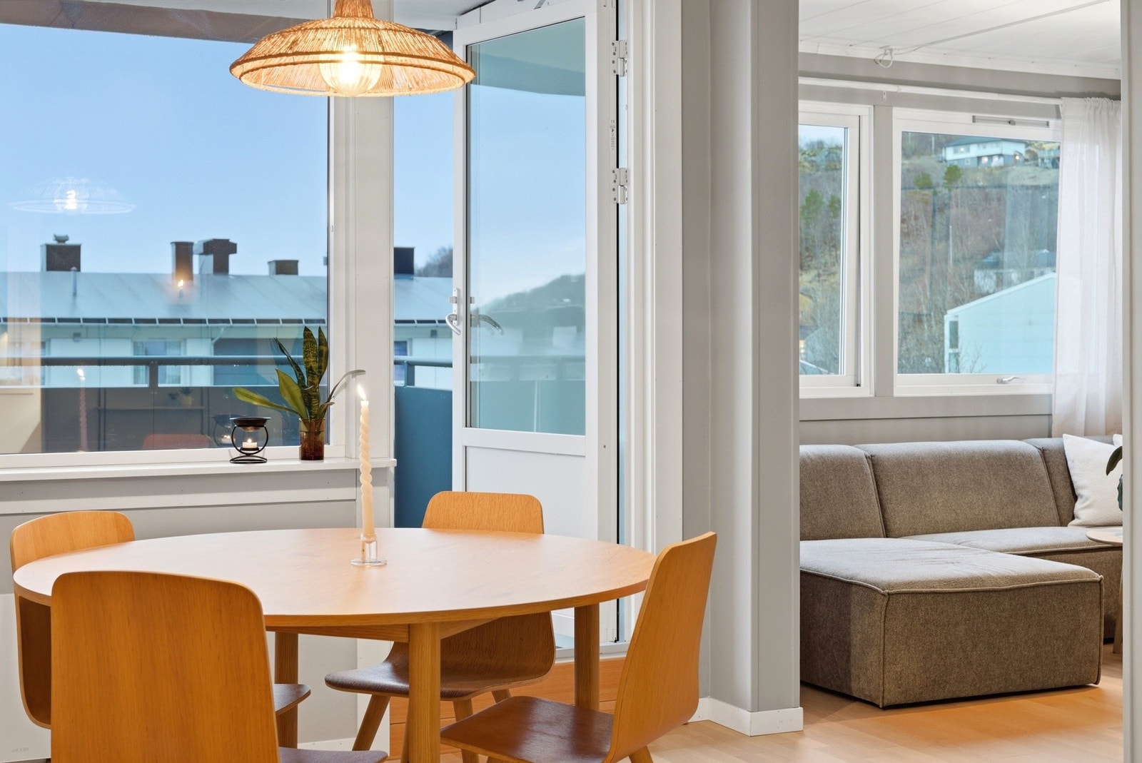 Utgang til balkong fra stuen. Galleribilde