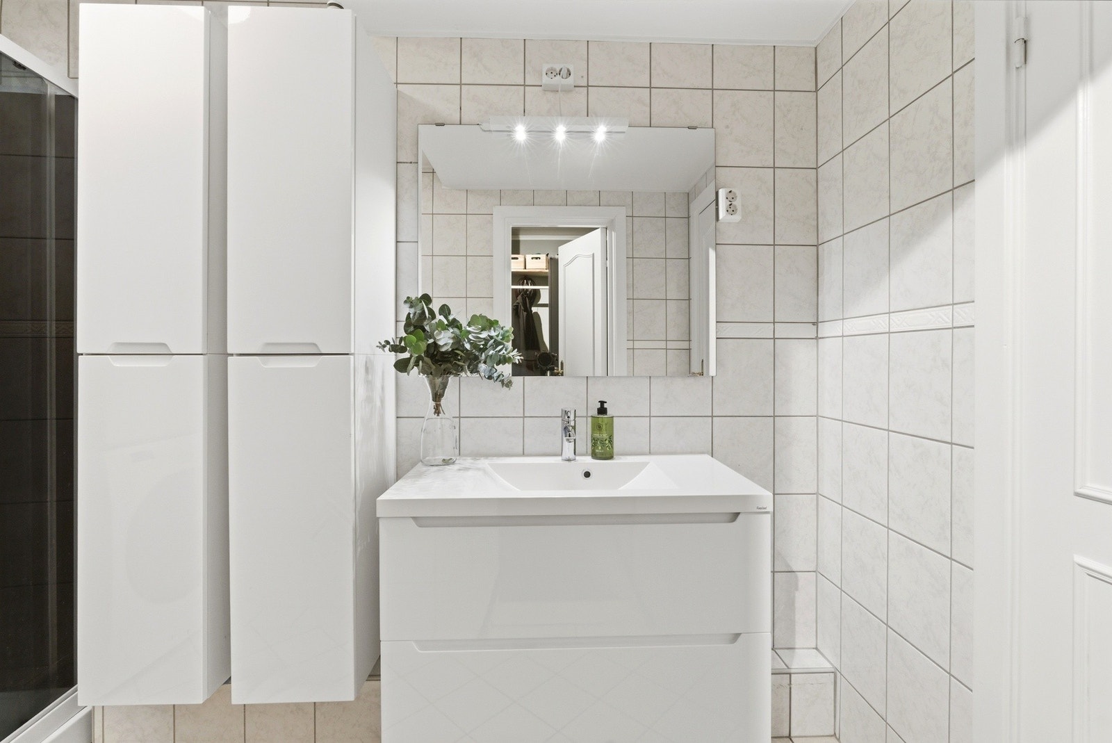 Rommet har innredning med nedfelt servant, toalett, dusjkabinett og opplegg for vaskemaskin. Galleribilde