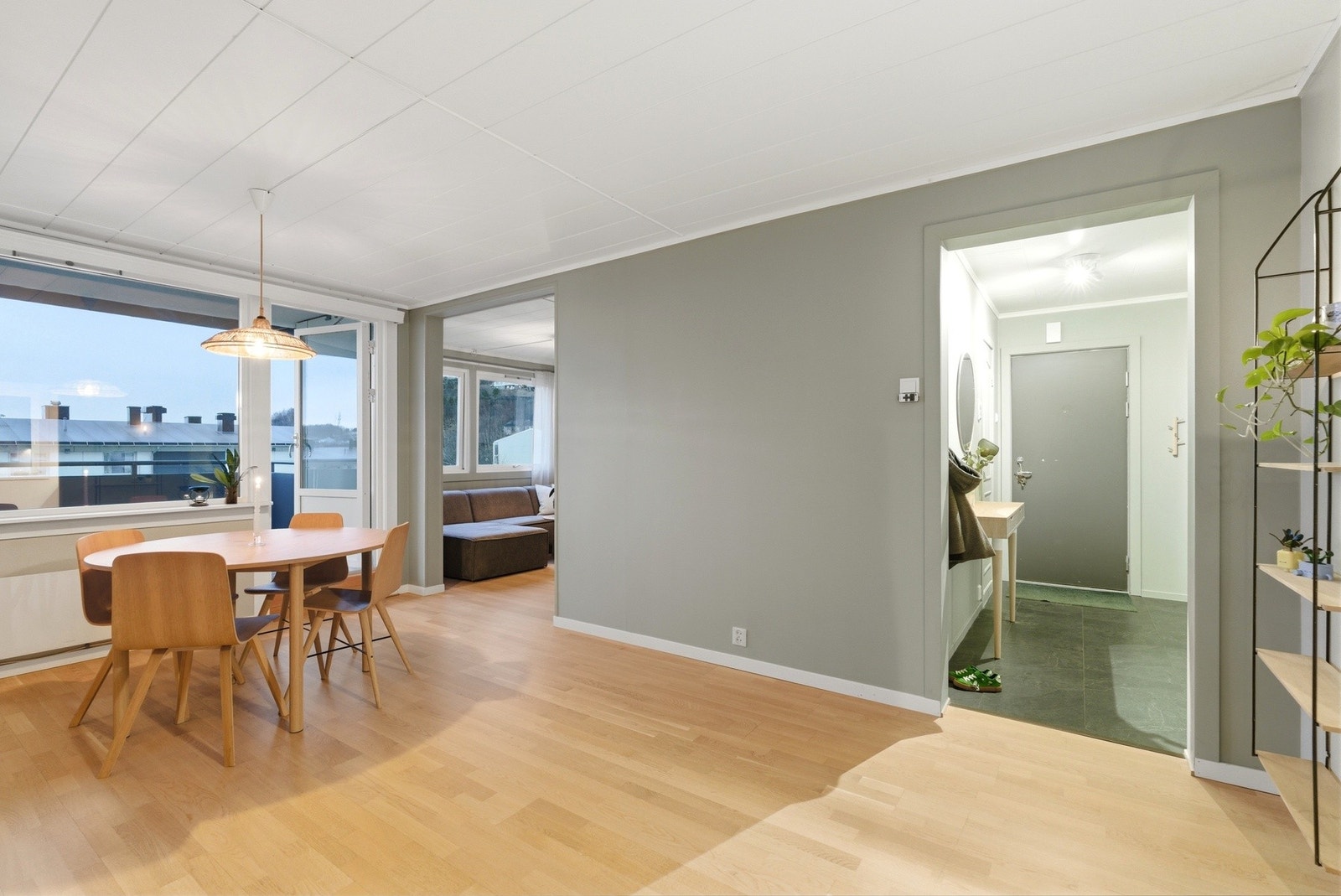 Romslig to-delt stue hvor det er god plass til spisestue og tv-krok. Galleribilde