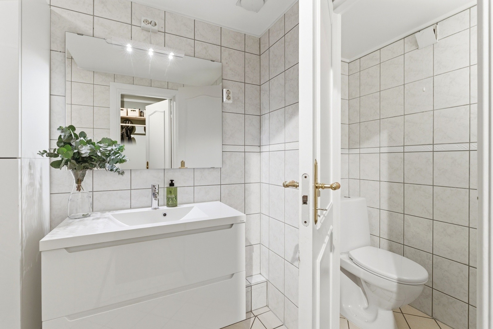 Flislagt bad med varmekabler i gulvet. Galleribilde