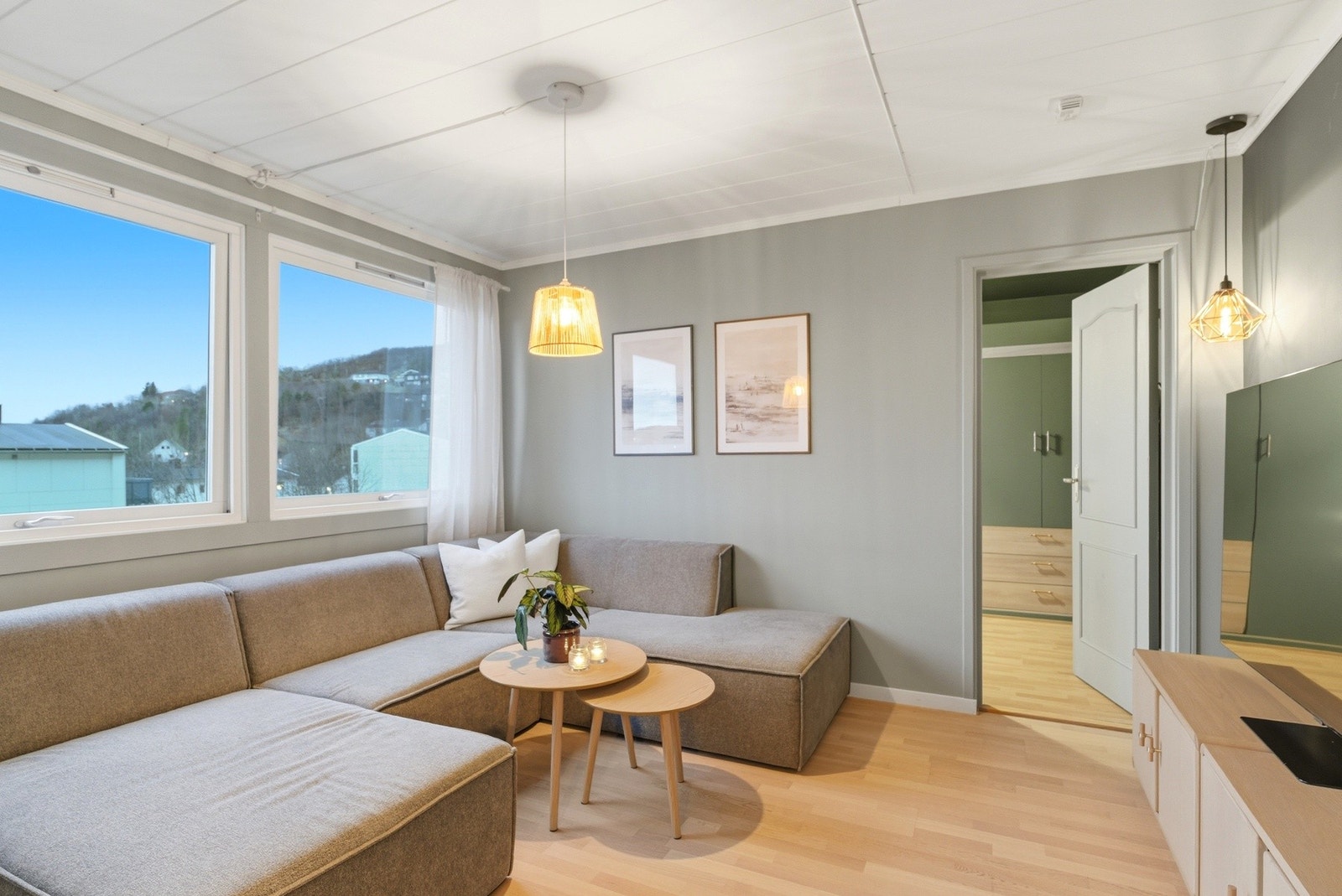 Den andre delen av stuen passer godt til å bruke som tv-stue. Galleribilde