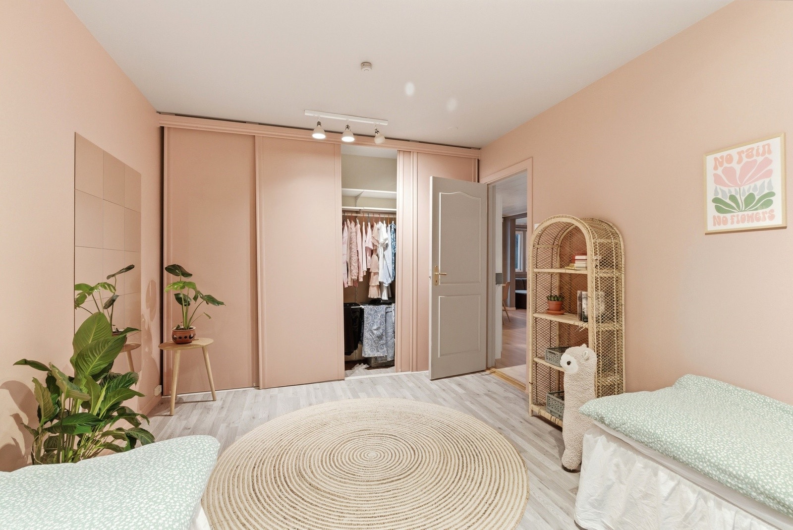 Romslig skyvedørsgarderobe med god plass til klesoppheng. Galleribilde