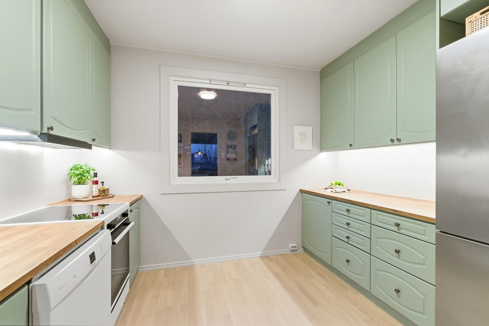 Innredning med profilerte fronter og benkeplate med nedfelt vask. Galleribilde