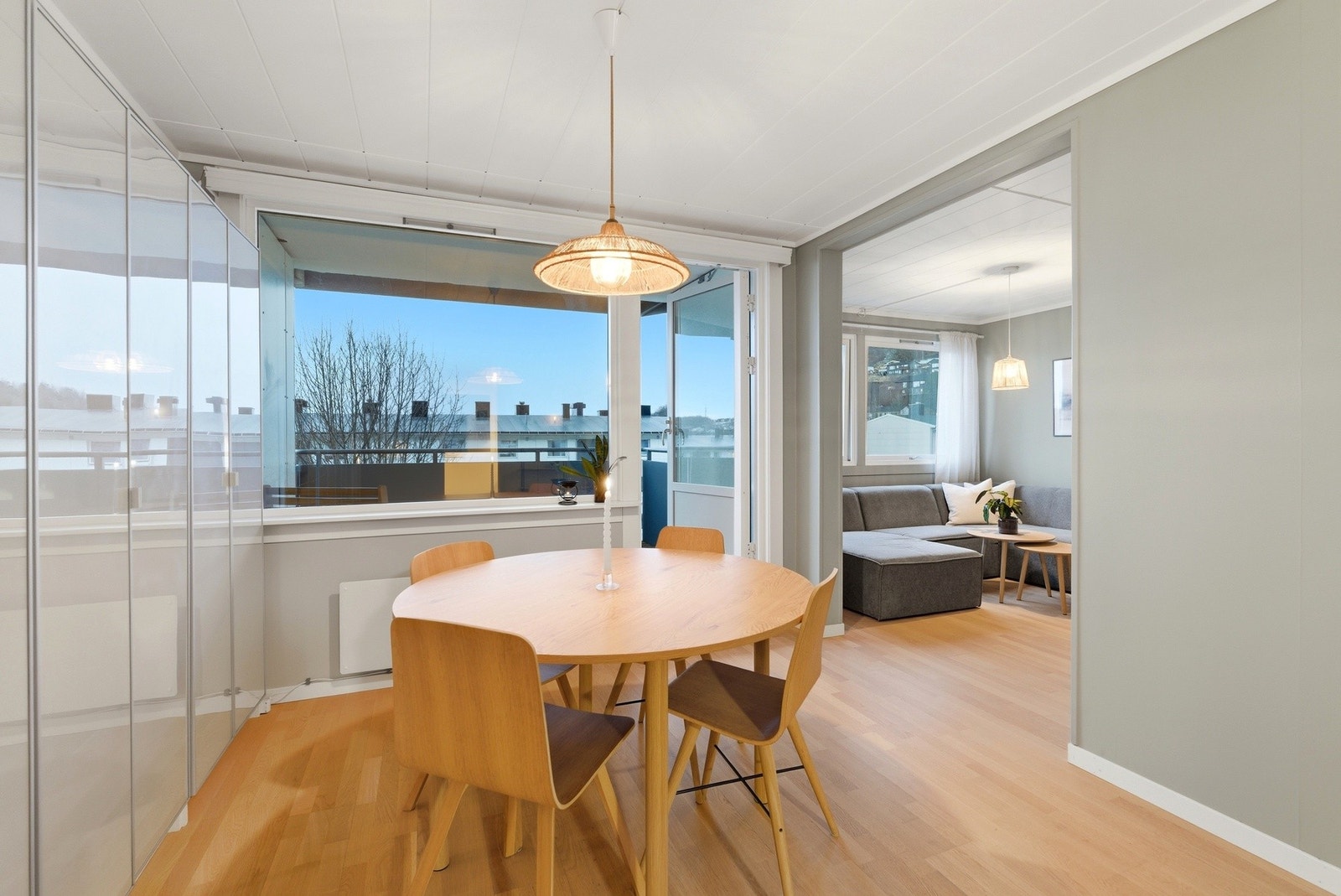 Store vindu som slipper inn godt med naturlig lys i rommet. Galleribilde