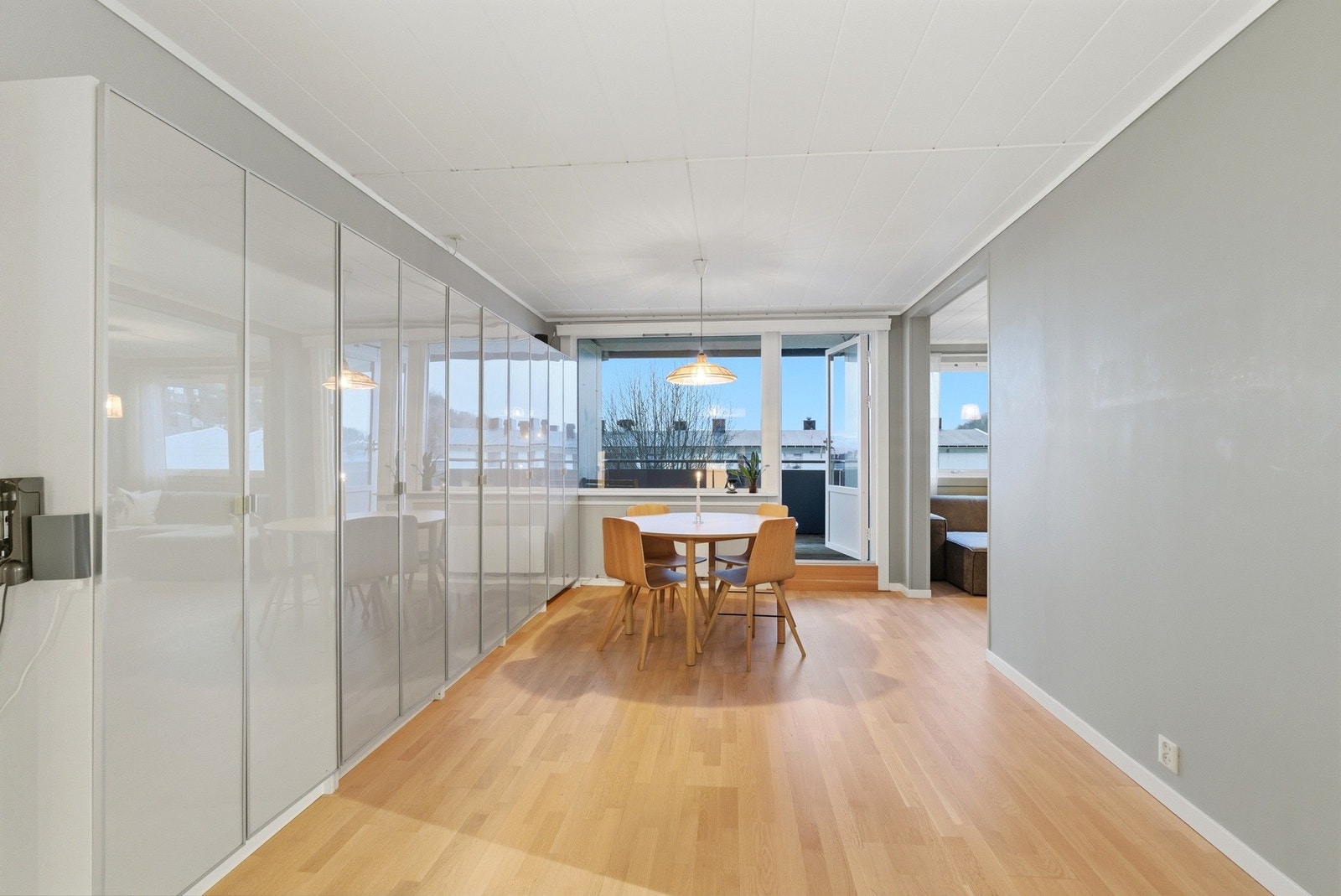 Stuen har lyst gulv og vegger malt i behagelige farger. Galleribilde