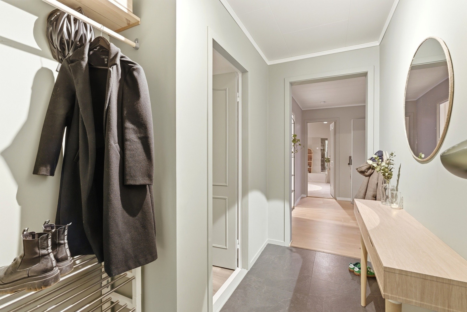 Velkommen inn! Entré med plass til å henge fra seg klær langs oppheng. Galleribilde