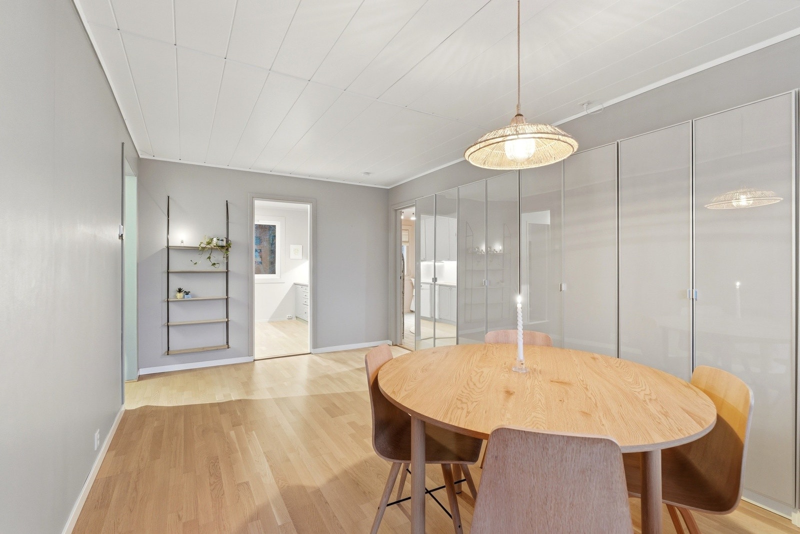 Her kan man ha en romslig spisestue for sosiale stunder. Galleribilde