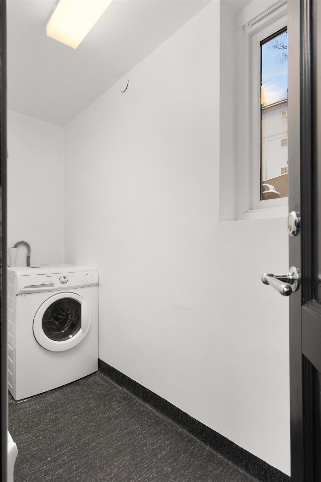 Bod i leilighetsplan med opplegg for vaskemaskin og montert automatisk vannstopper på ca. 3 kvm (medtatt som BRA-e). Galleribilde