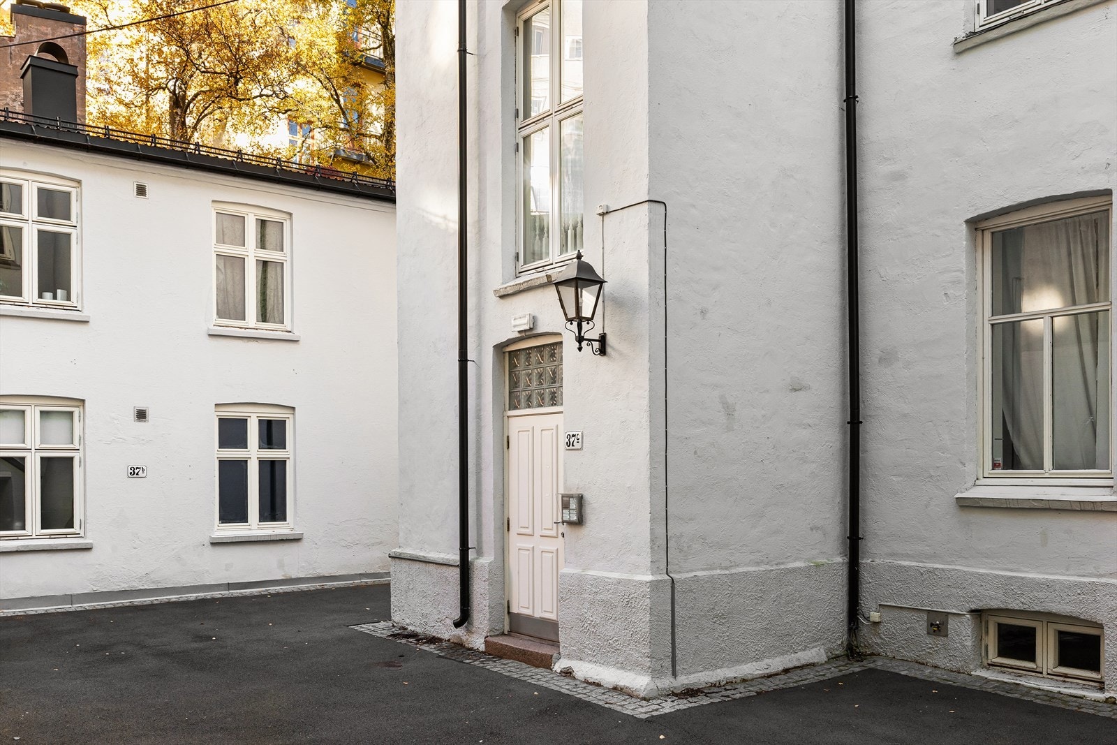 Inngangen til C-oppgangen finner du i indre gårdsrom. Leiligheten er i sin helhet beliggende i avla st indre gård. Galleribilde