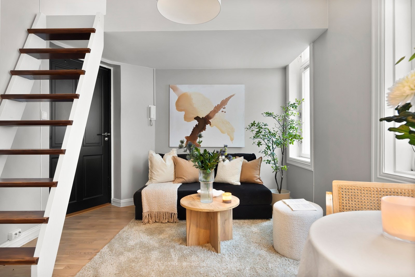 Under hemsen er det plass til en mindre sofa og tilhørende møblement. Galleribilde