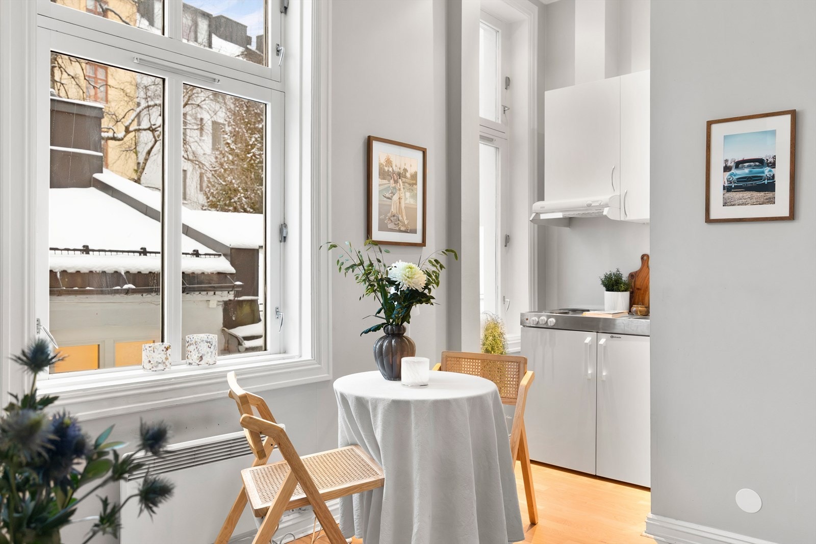 Det er også plass til et lite spisebord. Galleribilde