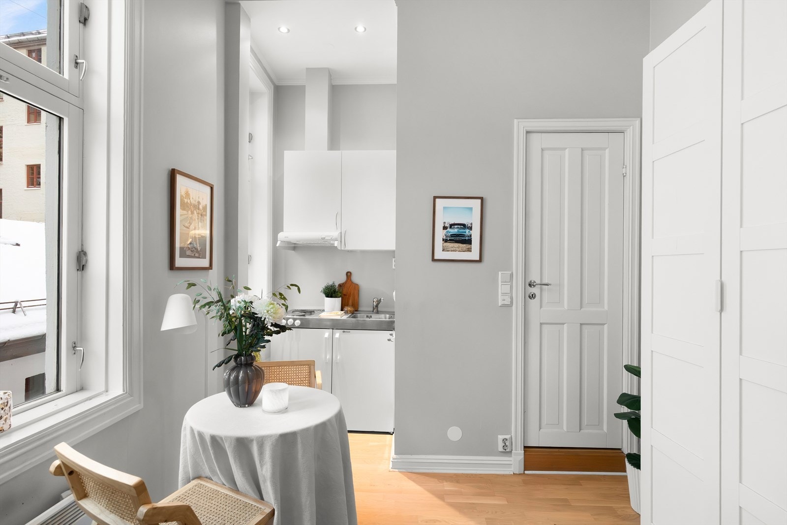 Leiligheten er malt i lune og delikater fargetoner. Galleribilde