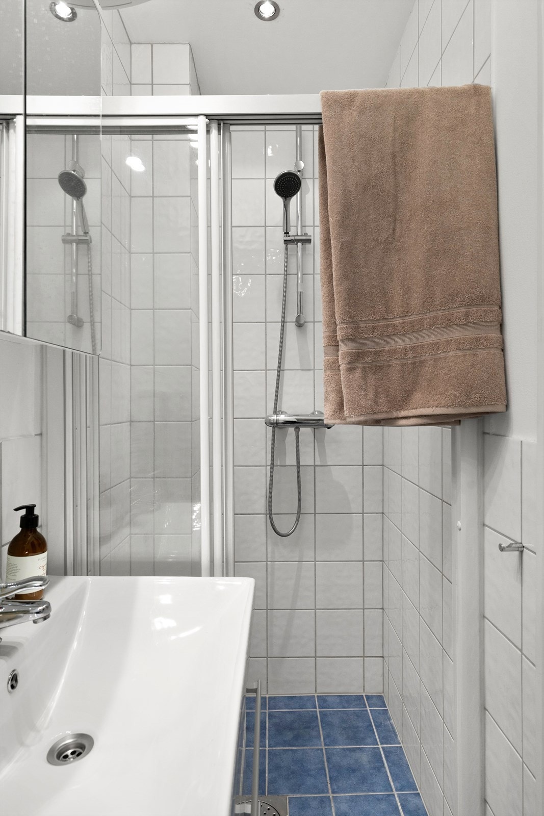 Badet er utstyrt med dusjnisje, mekanisk avtrekk, bereder, glassdører på skinne og gulvstående wc. Galleribilde