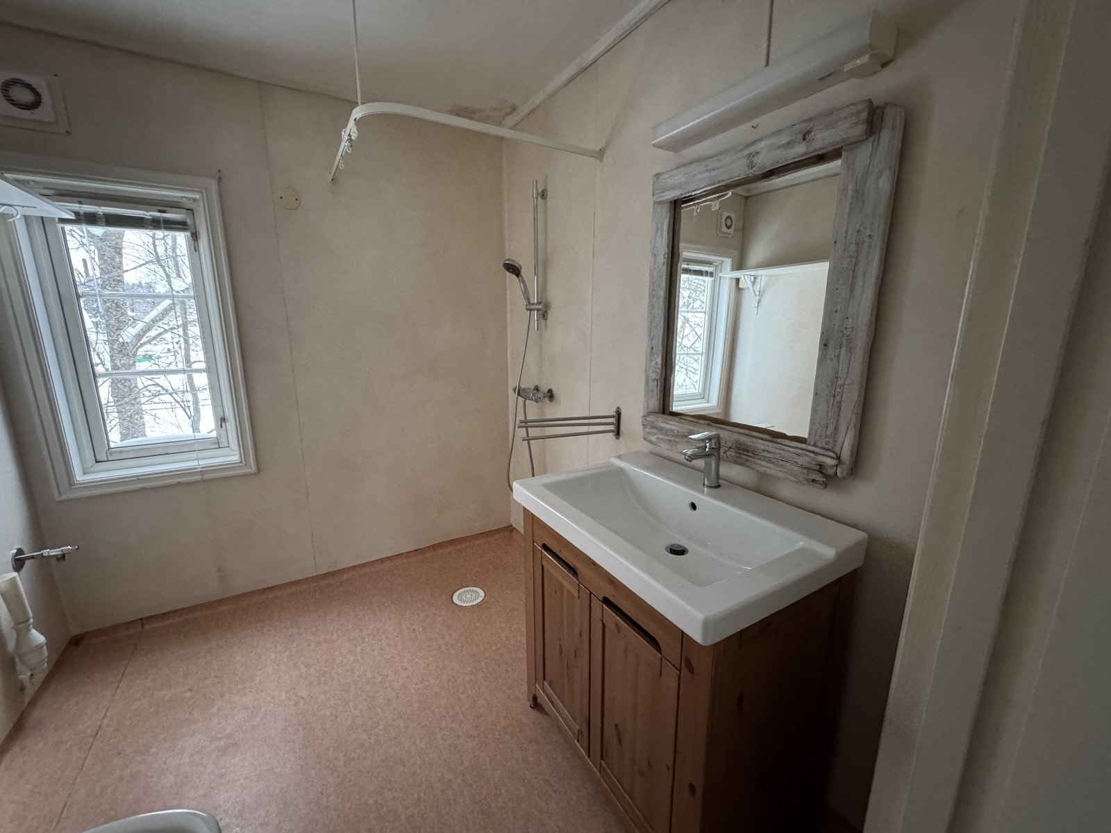 Badet er av eldre standard, men fremstår som funksjonelt og har dusj samt opplegg for vaskemaskin. Galleribilde