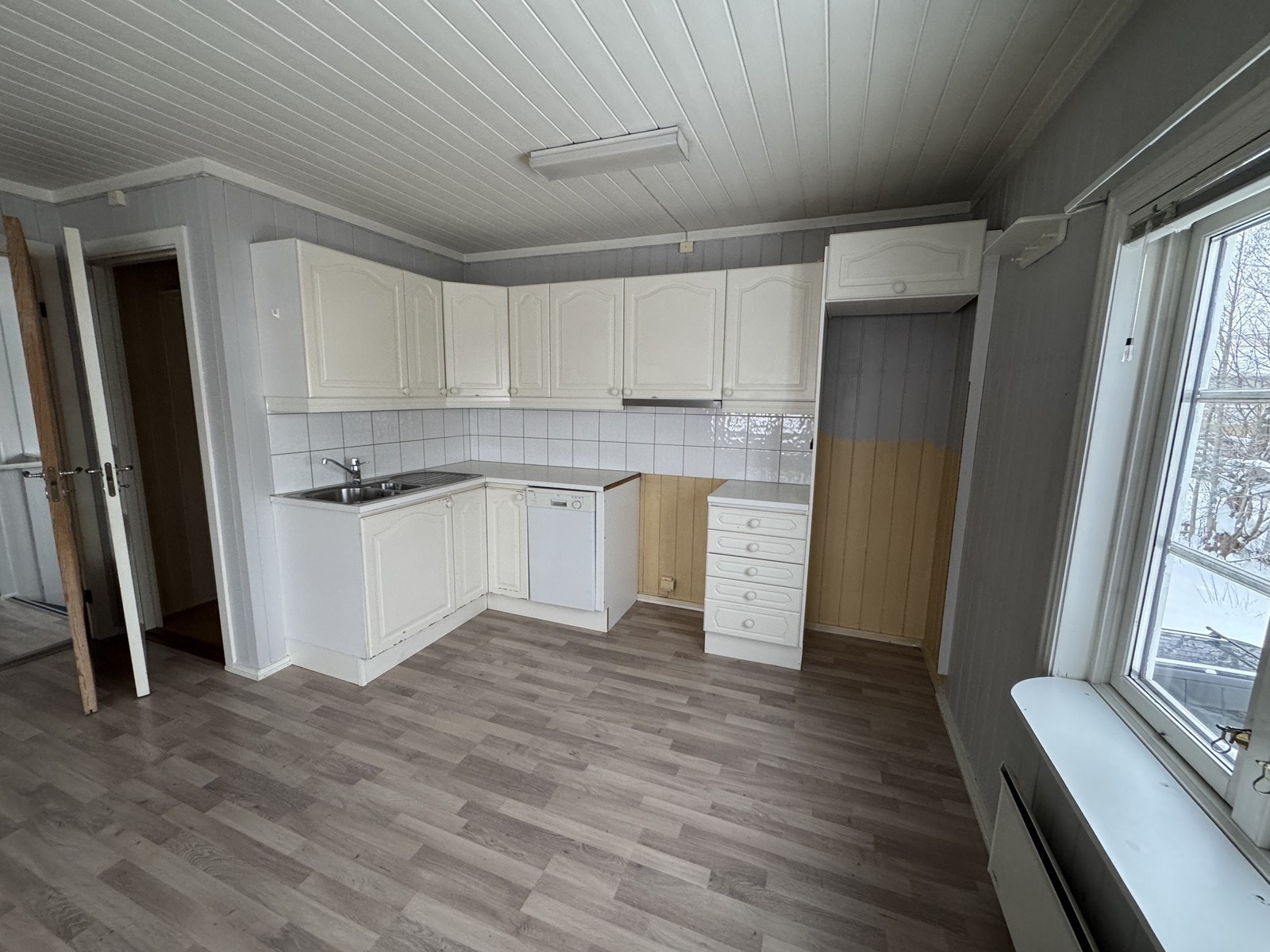 Boligen har et stilfullt og hvitt kjøkken Galleribilde