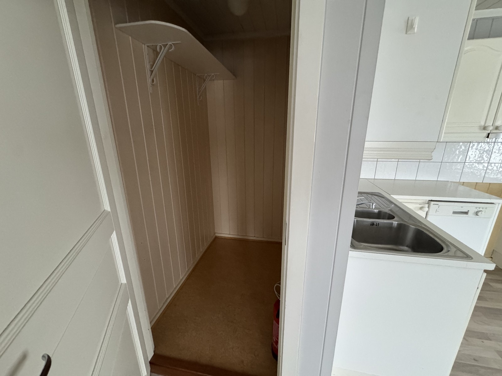 Leiligheten har eget lagringsrom til tørrvarer eller annen oppbevaring, vegg i vegg med kjøkkenet. Galleribilde