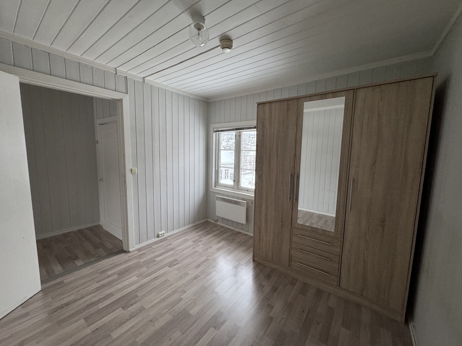 Soverom av god størrelse og har plass til dobbeltseng og nattbord. Galleribilde