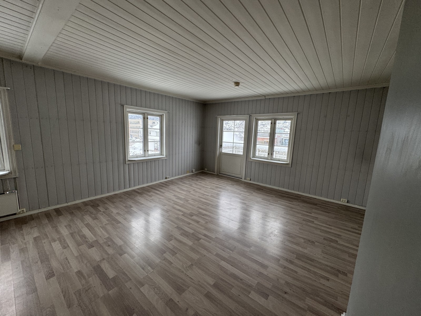 Romslig stue med god plass til sofa- og spisegruppe, og utgang til egen balkong med gode solforhold. Galleribilde