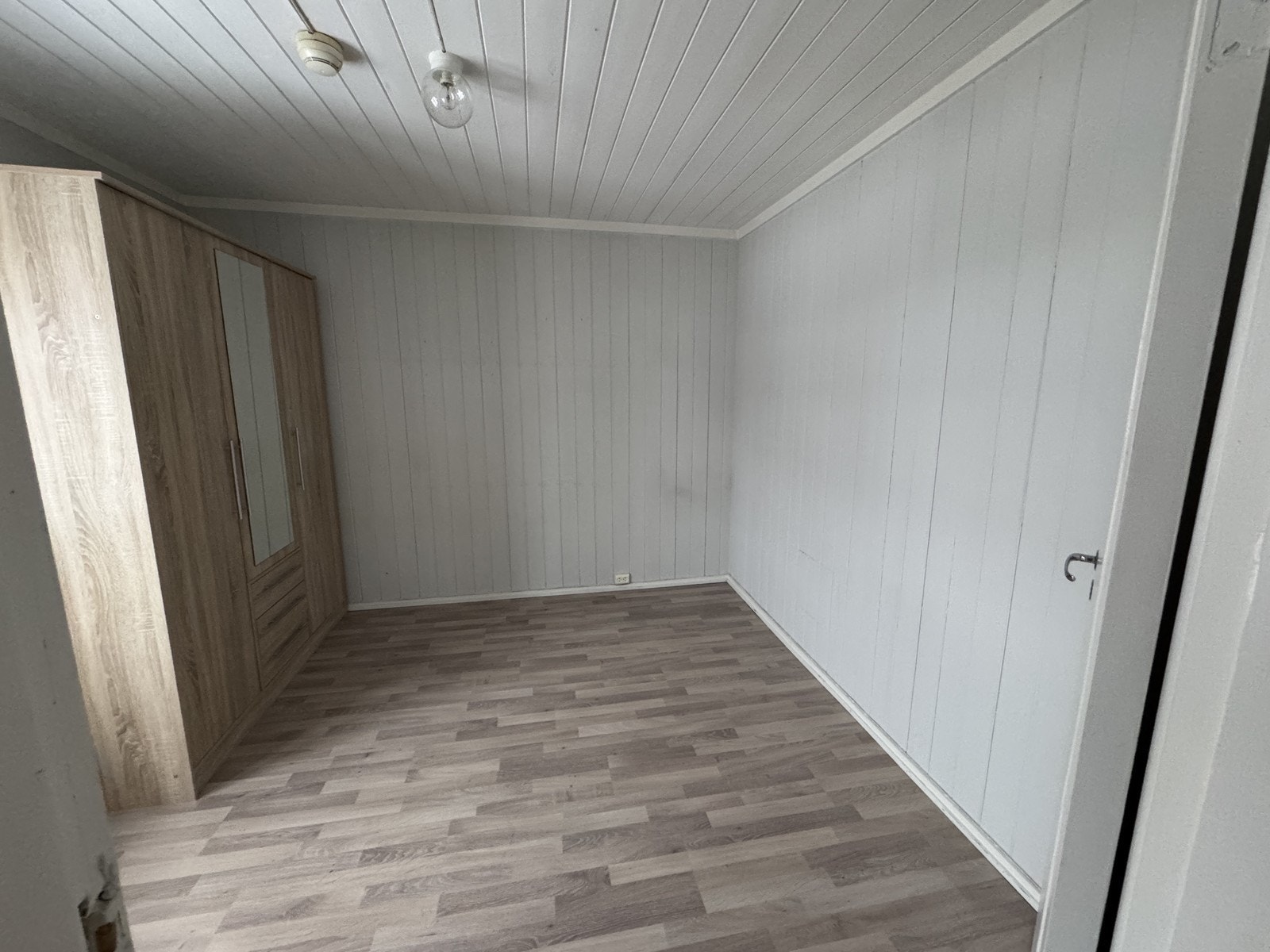 Garderobeskap på soverommet gir praktisk og god oppbevaringsplass. Galleribilde