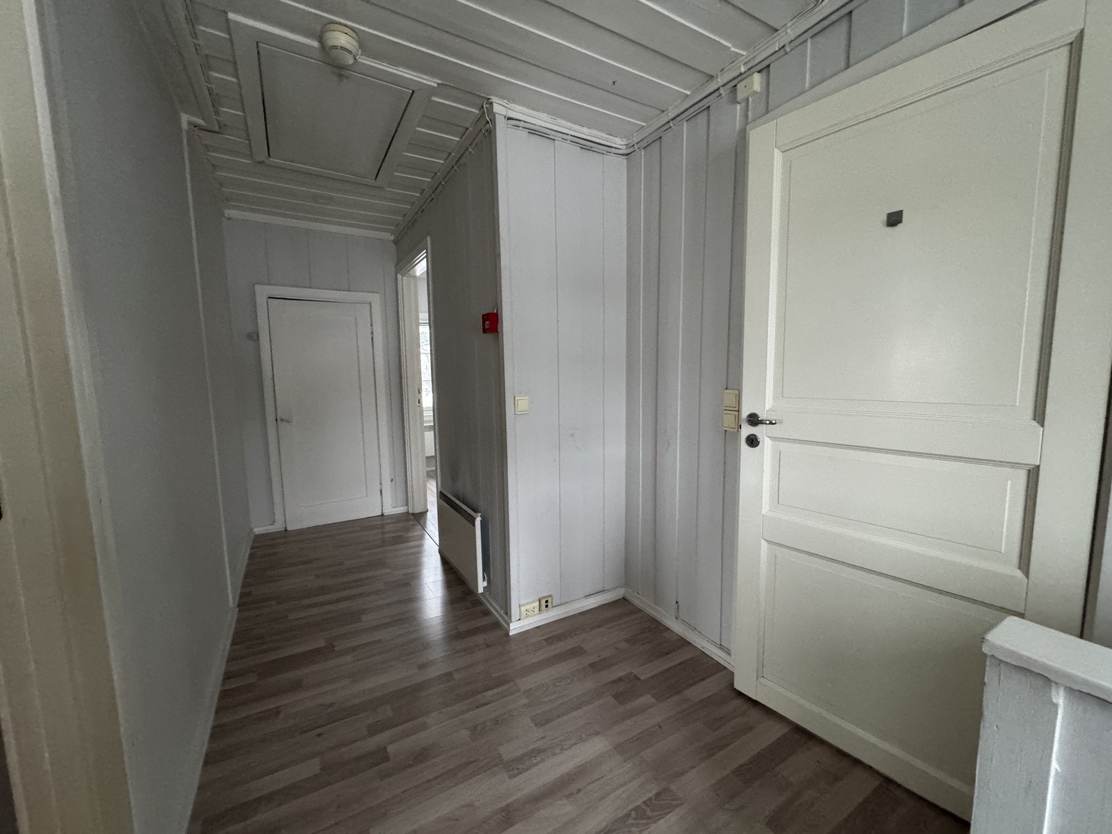 Lys gang med adkomst til alle rom, innebod/teknisk rom og muligheter for oppbevaring. Galleribilde