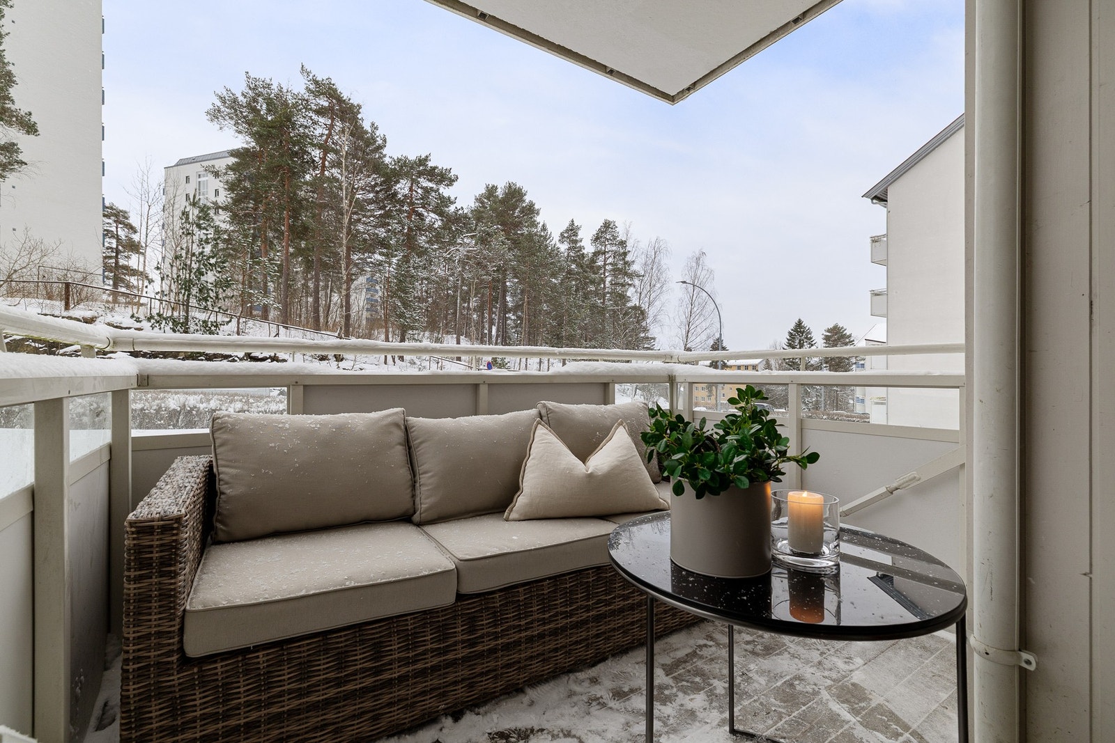 Sydvendt balkong med plass til sittegruppe og bord - en forlengelse av stuen på sommerhalvåret. Galleribilde