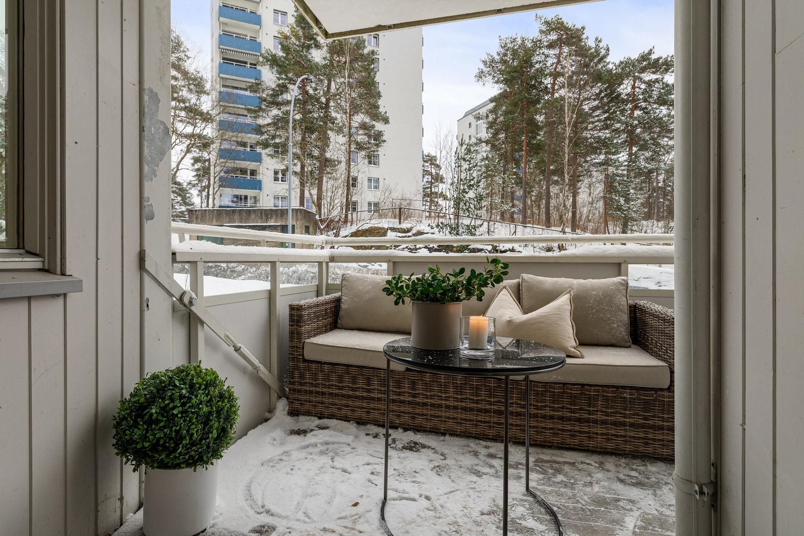 Idyllisk og frodig med lite bebyggelse i front. Skjermet og barnevennlig. Galleribilde